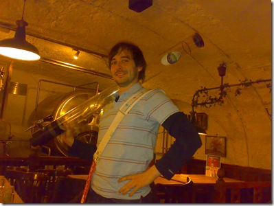 Dennis mit leerem Bierturm